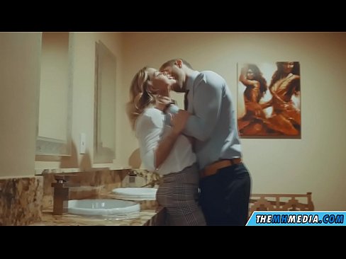 ❤️ Ketika seorang pirang berdada menggoda Anda di toilet umum ❤️ Anal porno pada kami ❤